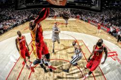 开云平台-独行侠完胜尼克斯，字母哥统治全场，一场定义赛季的表演