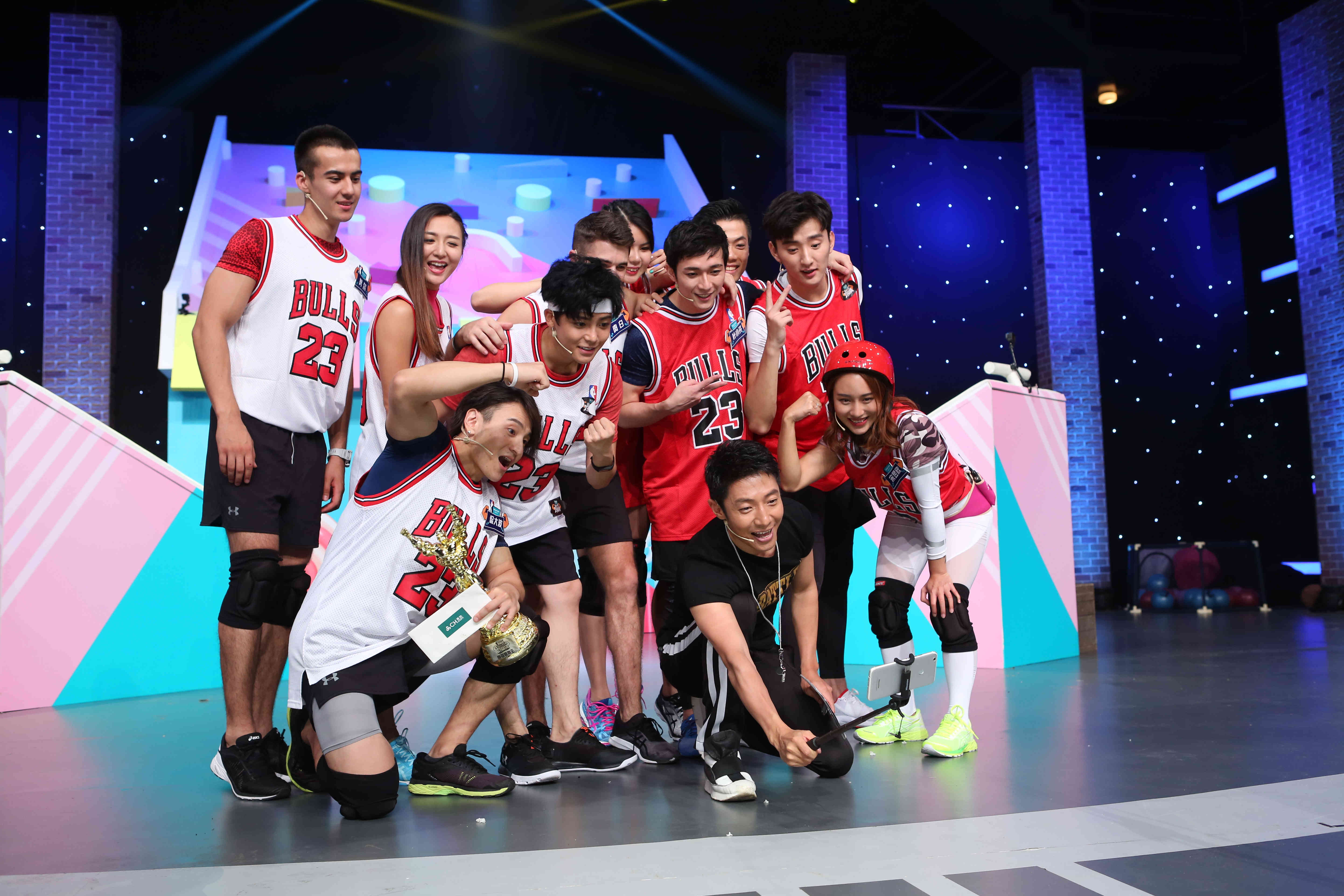 包含比赛擂台激战持续，球员们拼尽全力求胜的词条