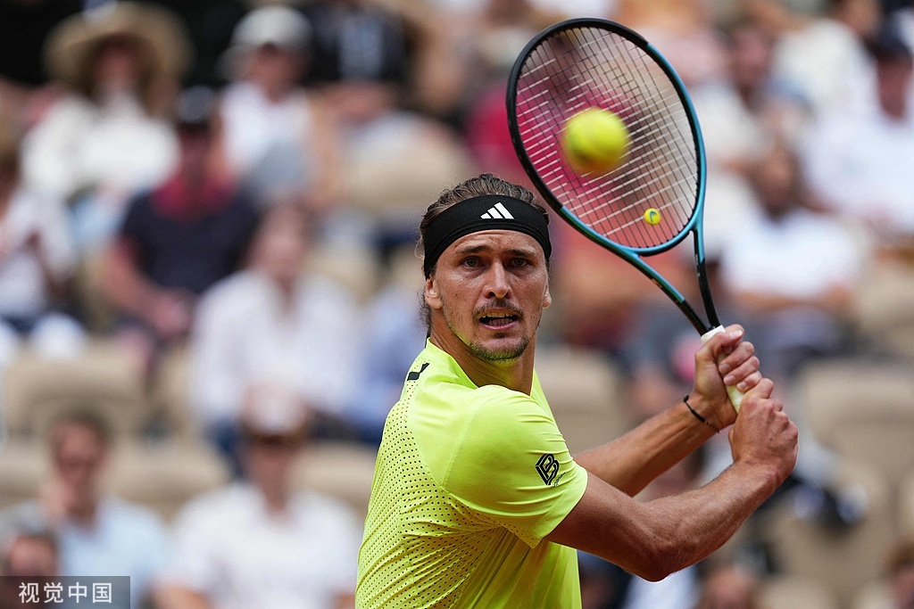 法国网球队逆转西班牙网球队，兹维列夫完成帽子戏法的简单介绍