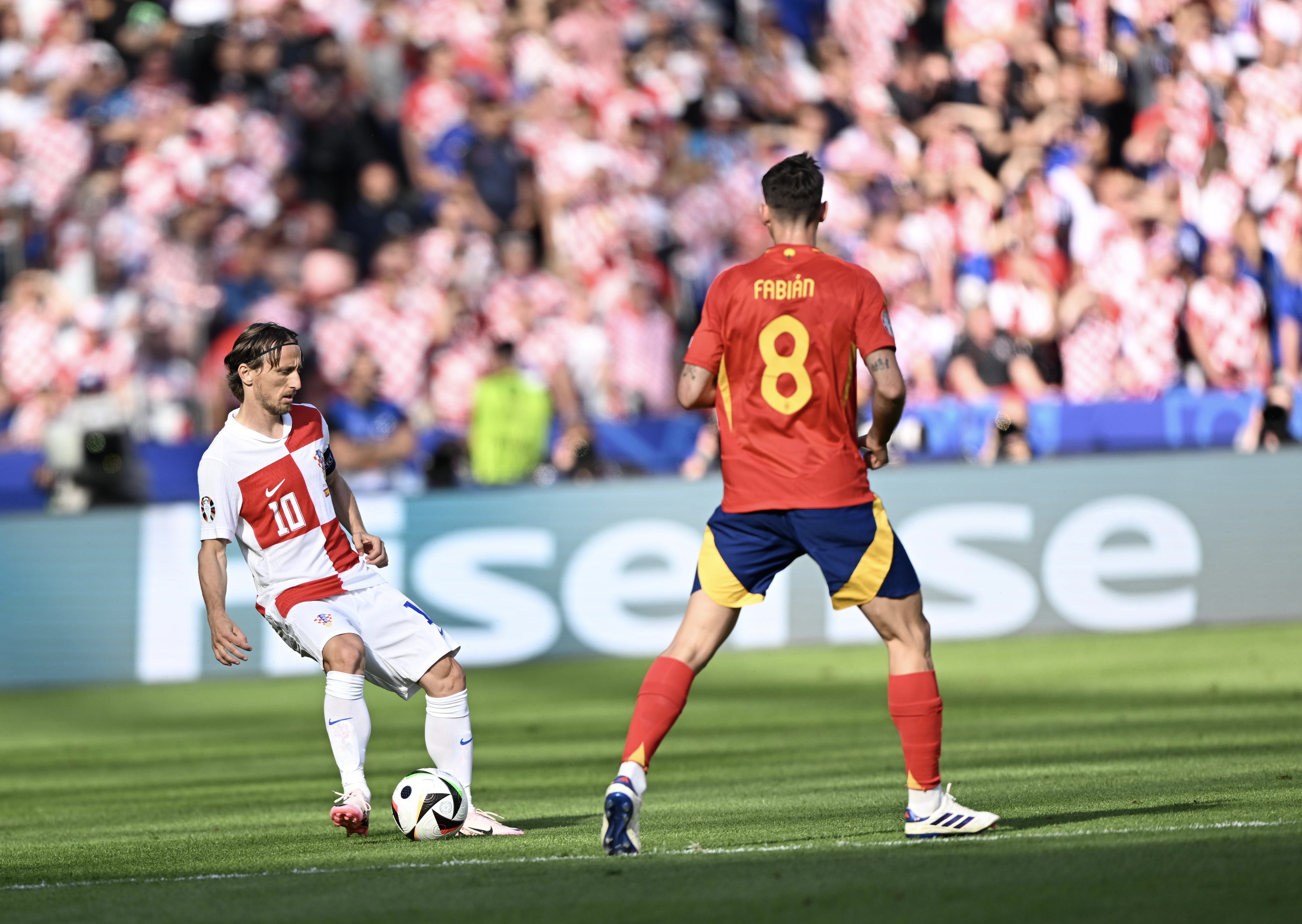 欧盟足联赛中的精彩对决,点燃球迷对足球的热爱的简单介绍 欧盟足联赛中的精彩对决,点燃球迷对足球的热爱的简单介绍