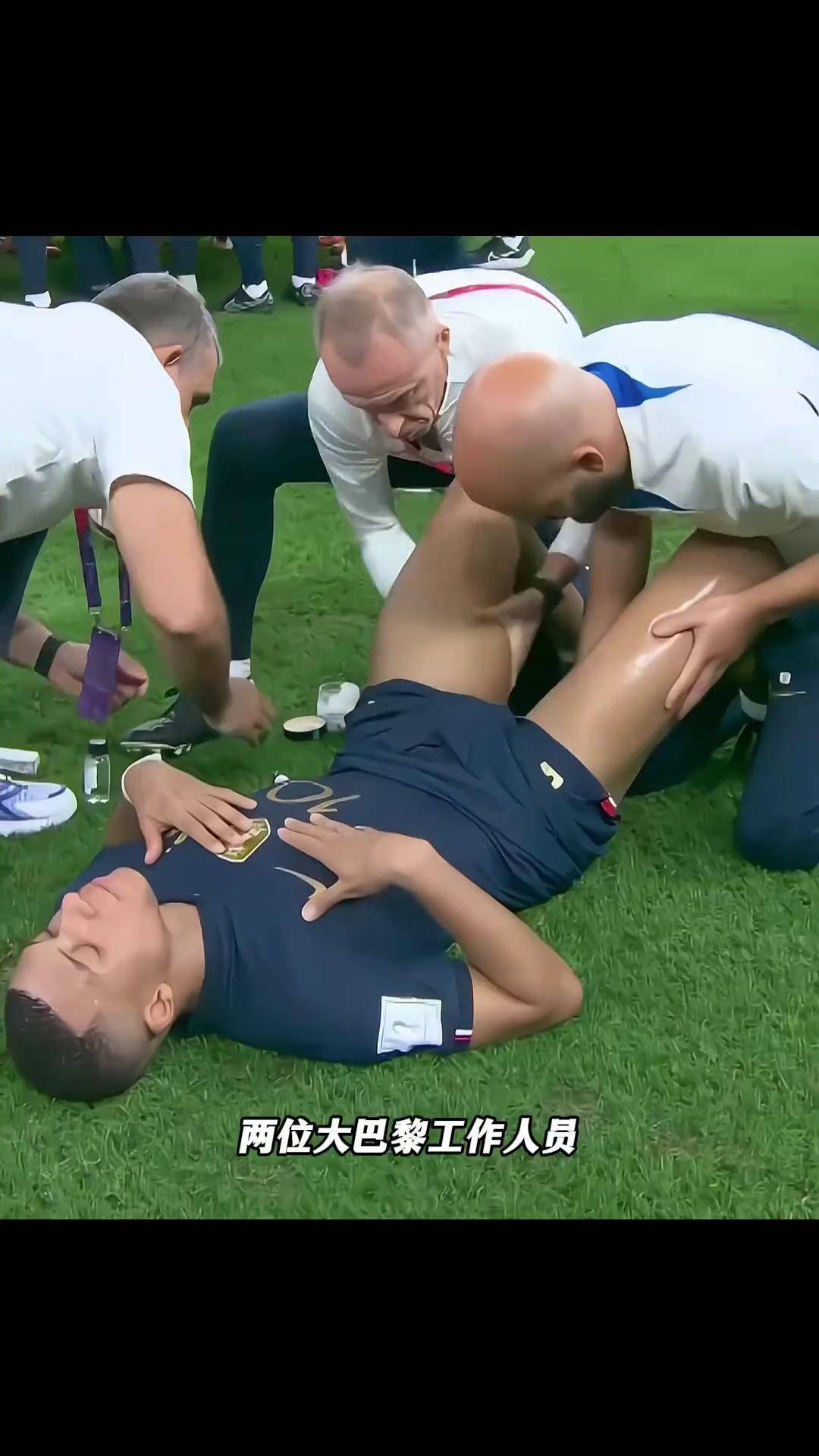 足球赛场上的精彩瞬间，球员们给观众留下深刻印象的简单介绍