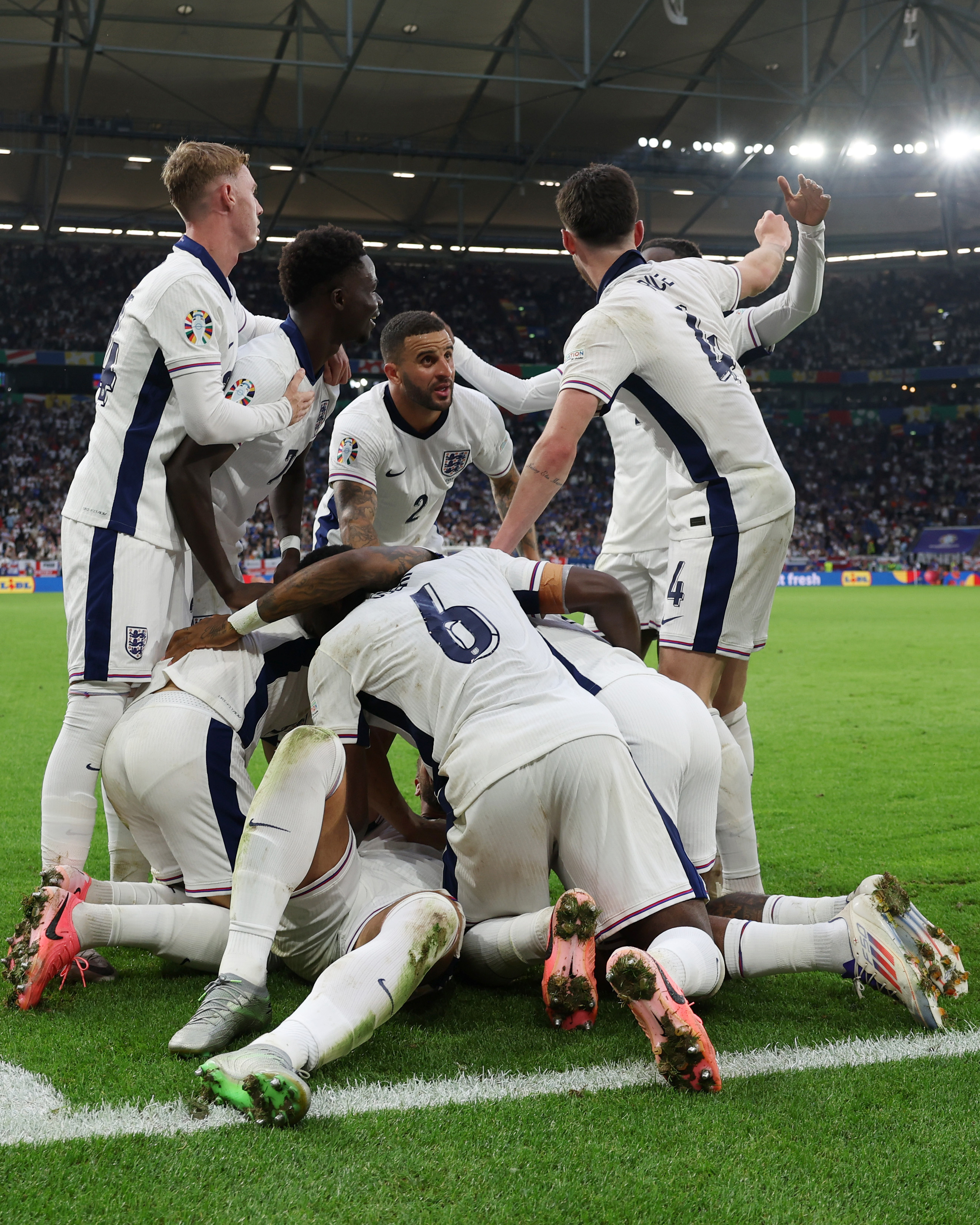 关于英格兰队在欧预赛赛场上获得胜利球迷欢呼的信息