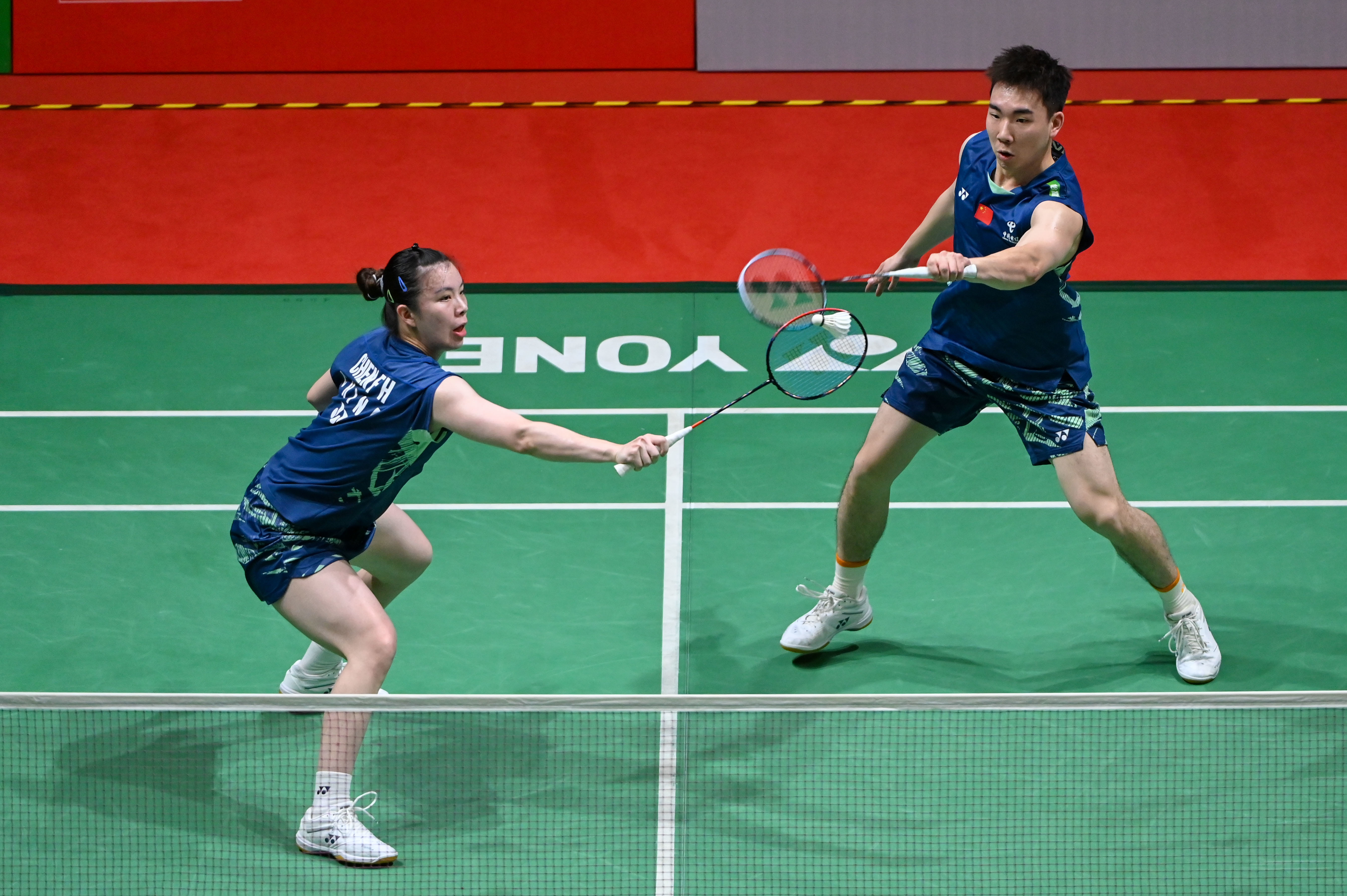 羽毛球双打混合决赛中，实力相当对决