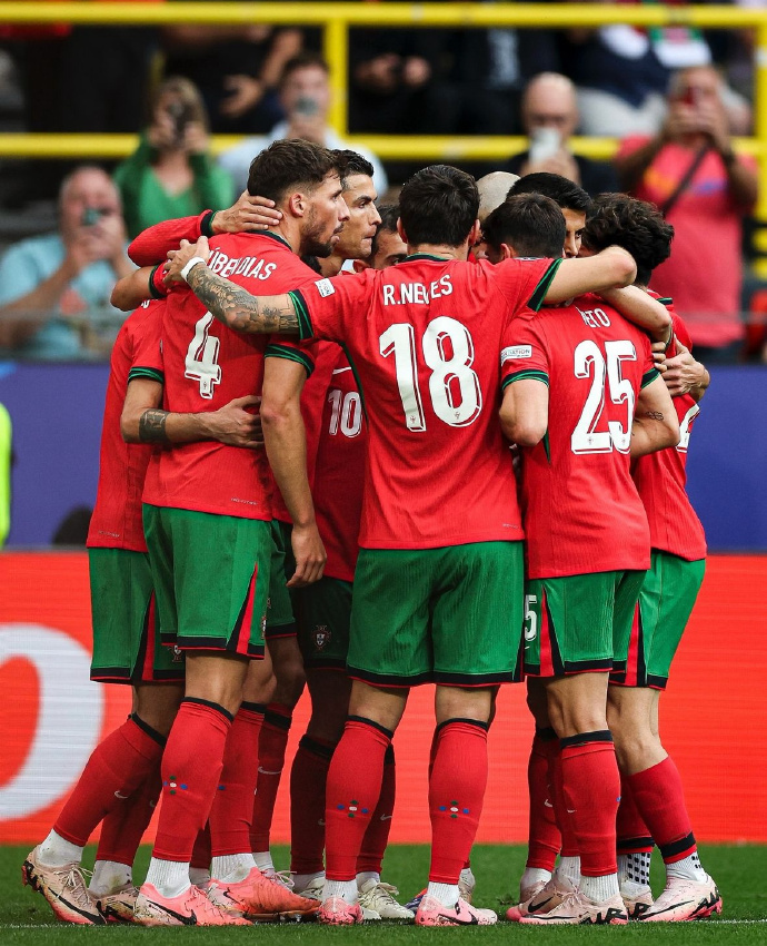 欧洲足坛豪门交锋，球迷热情拍手叫好