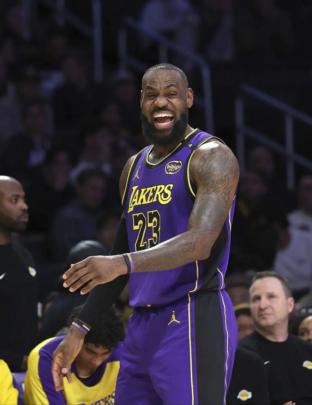 凯尔特人惨败湖人，詹姆斯得分高达分