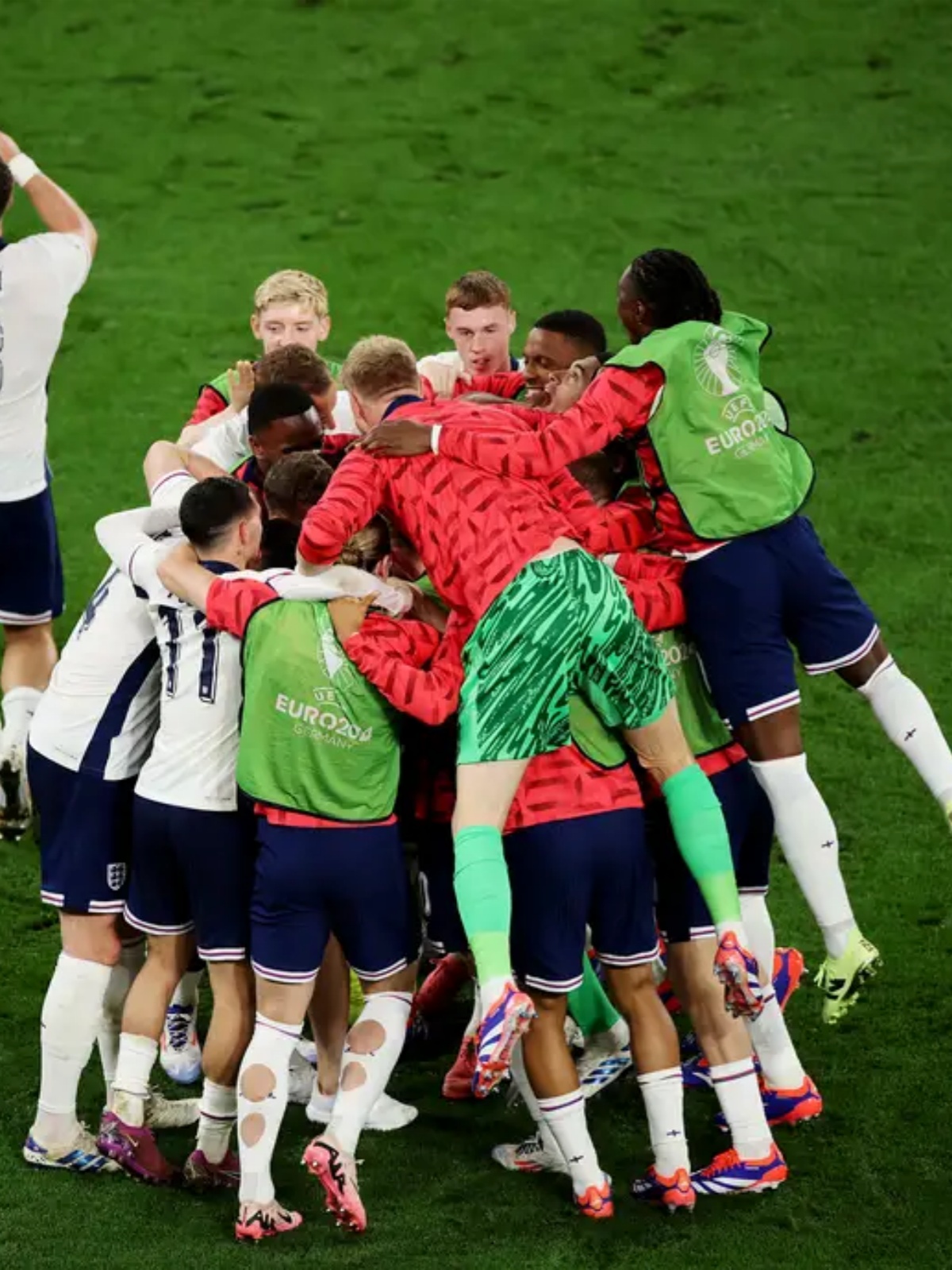 狼堡队在本土足球比赛中赢得比赛