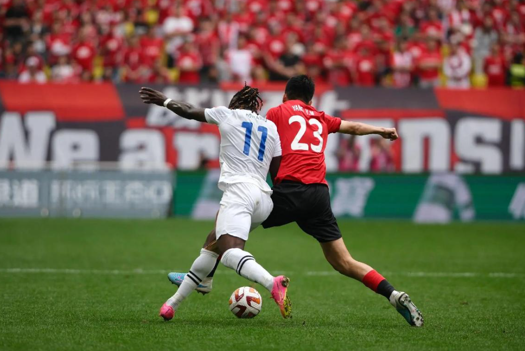 狼堡队在本土足球比赛中赢得比赛