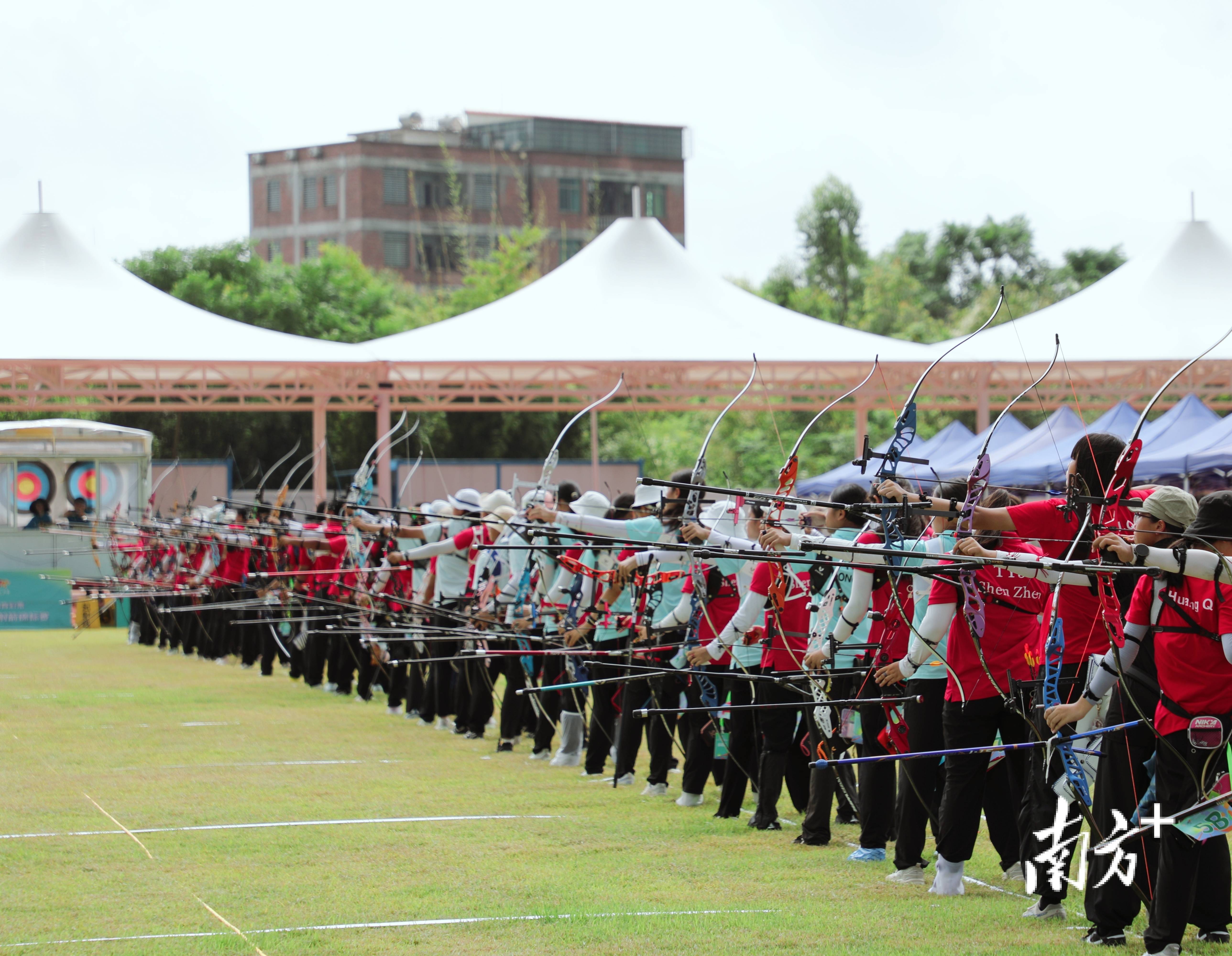 射箭比赛现场火爆，选手箭法犀利观赏性十足的简单介绍