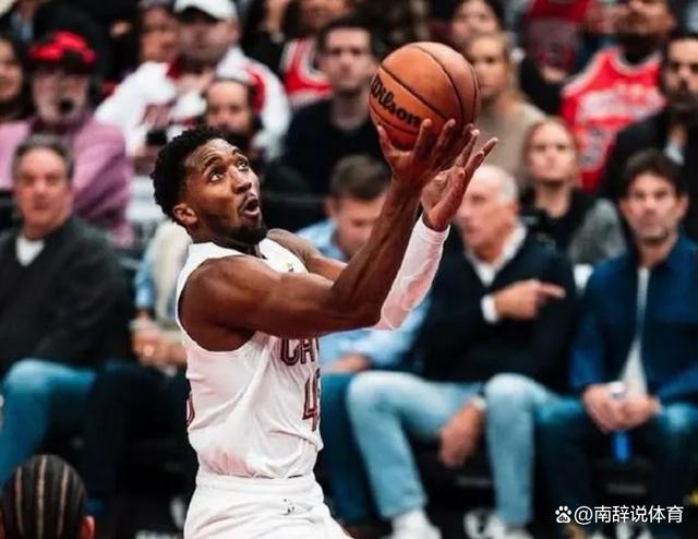 太阳力克公牛，米切尔点燃赛场