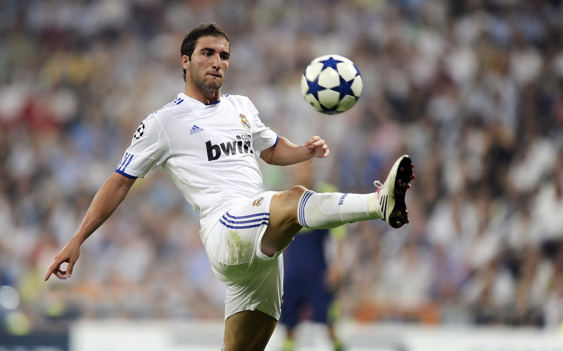 绿茵与赛道,当莫德里奇接管末节,F1新赛季在夜幕中轰鸣启航