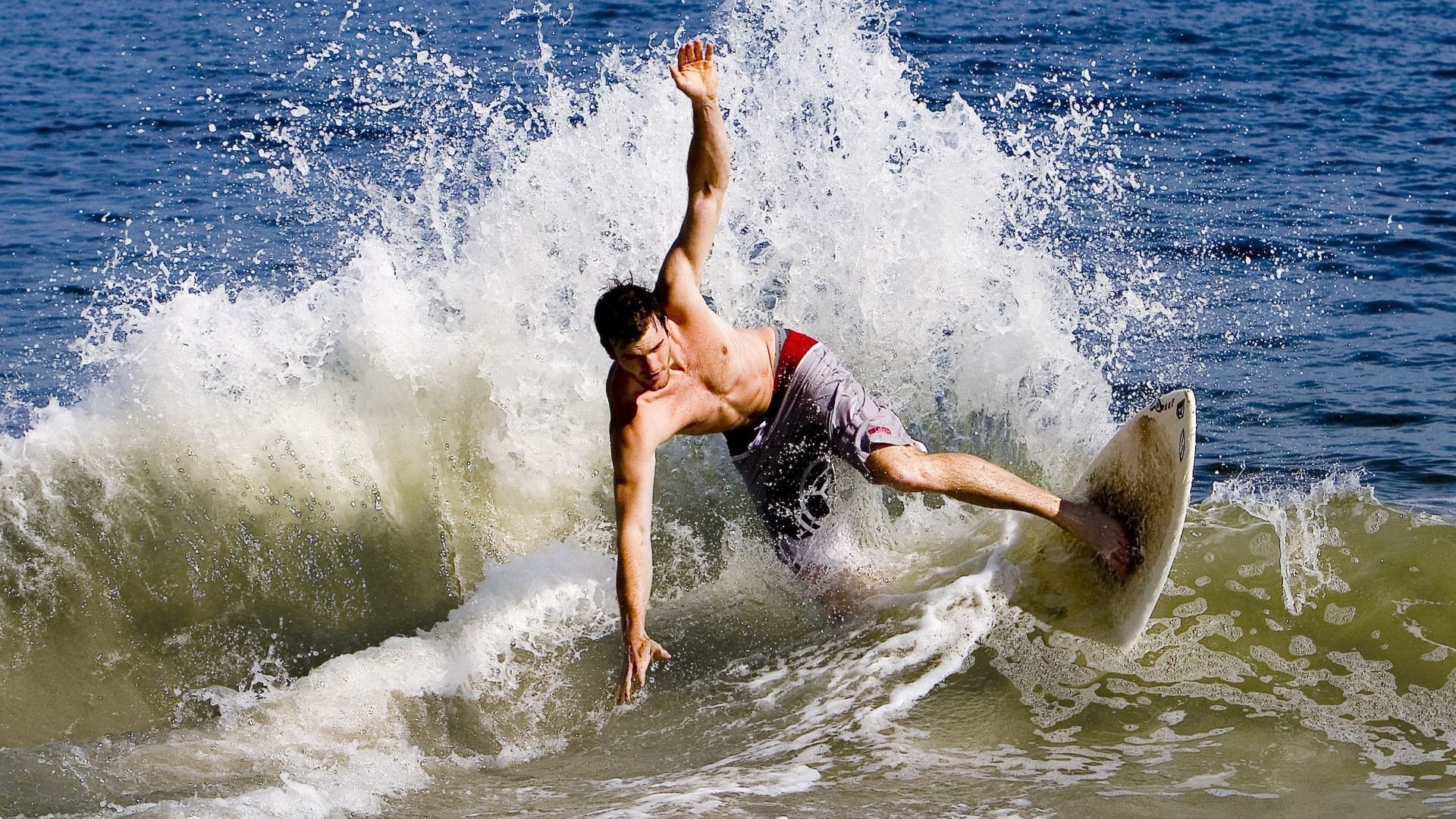 克瓦拉茨赫利亚爆发，拜仁强势晋级，乌克兰足球的坚韧回响